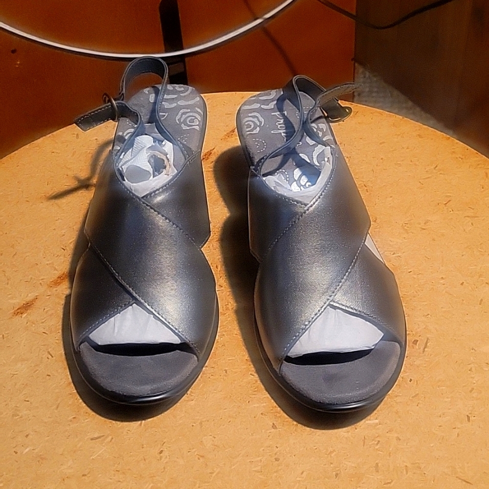 New with box sandals size 8 wide